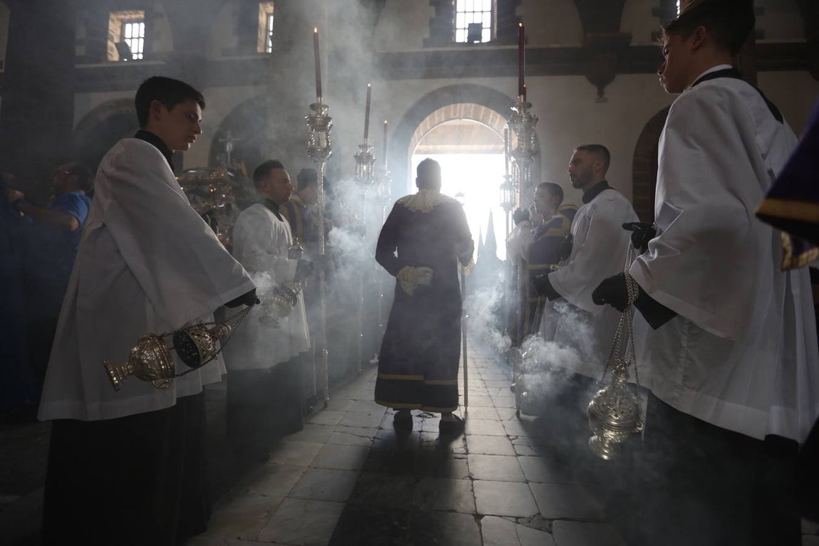 La cofradía de Las Aguas sale de Santa Cruz