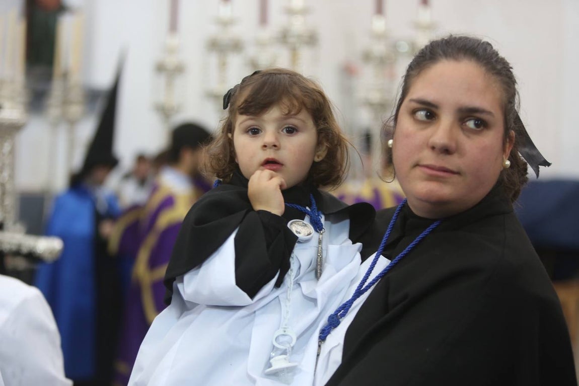 La cofradía de Las Aguas sale de Santa Cruz