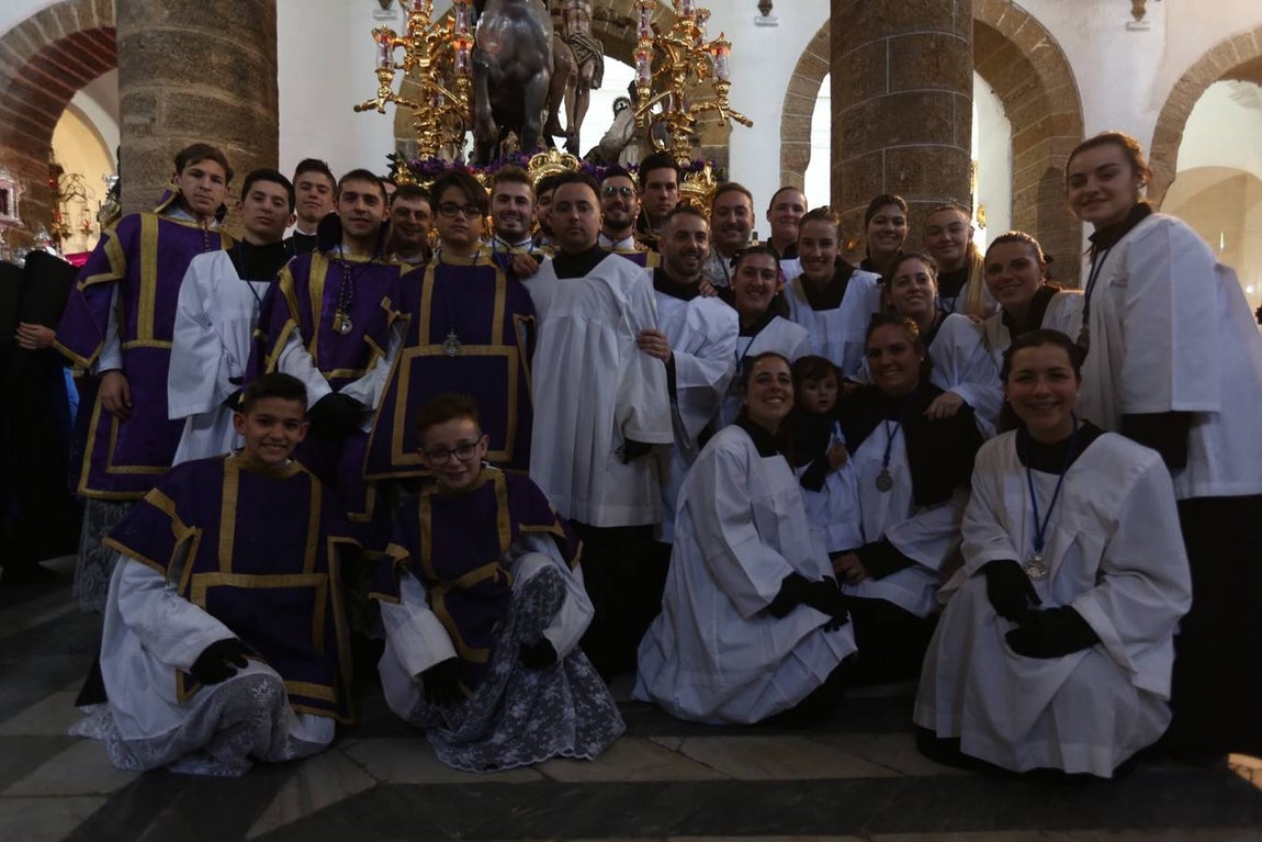 La cofradía de Las Aguas sale de Santa Cruz