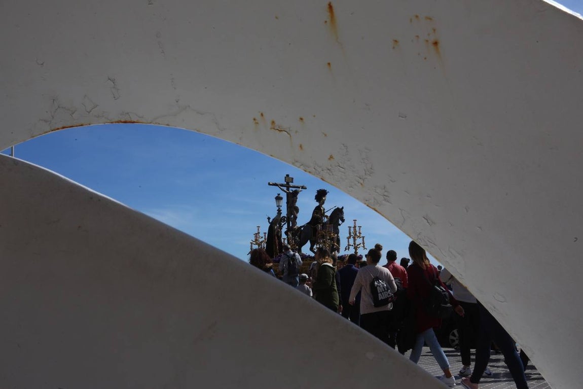 La cofradía de Las Aguas sale de Santa Cruz