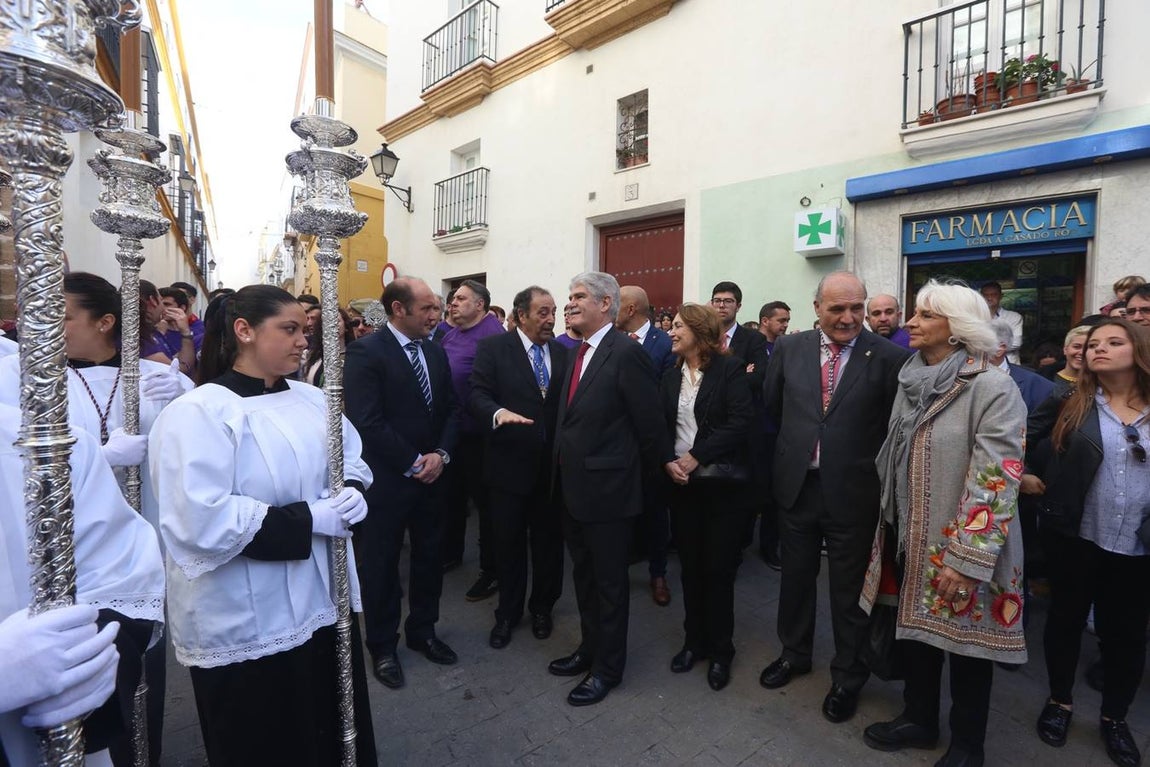 El ministro de Asuntos Exteriores en la salida de Cigarreras