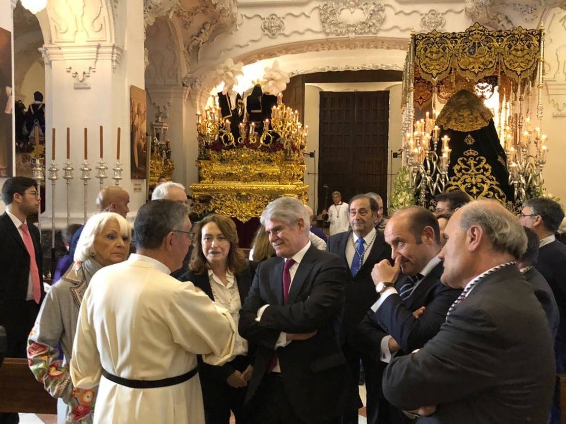 El ministro de Asuntos Exteriores en la salida de Cigarreras