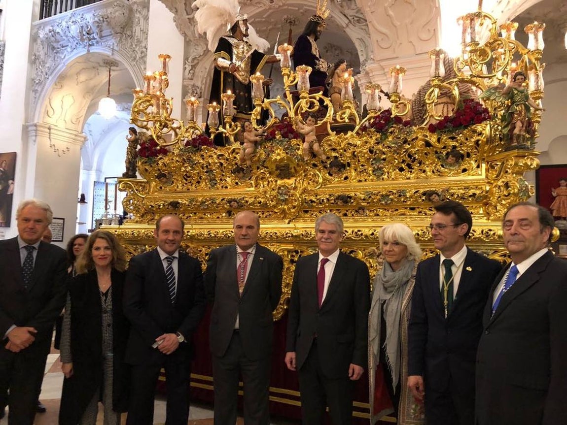 El ministro de Asuntos Exteriores en la salida de Cigarreras