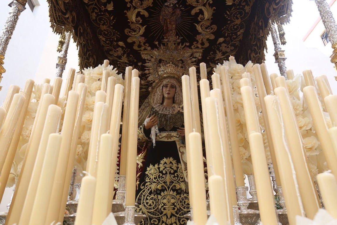 La cofradía de la Sentencia sale de la Merced para recorrer las calles de Cádiz