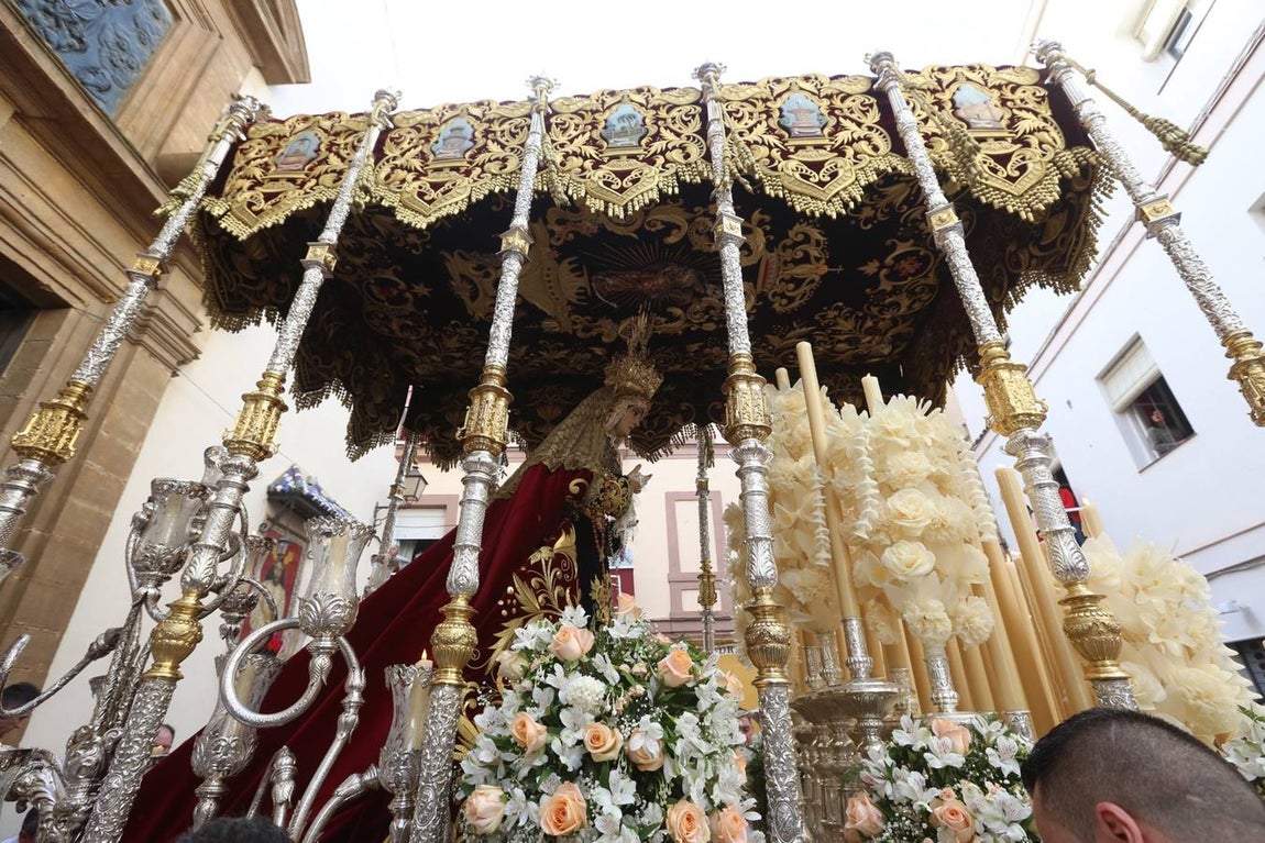 La cofradía de la Sentencia sale de la Merced para recorrer las calles de Cádiz