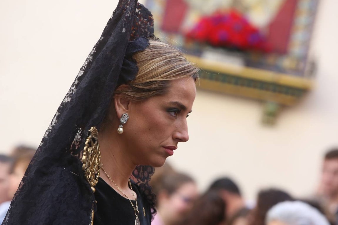 La cofradía de la Sentencia sale de la Merced para recorrer las calles de Cádiz