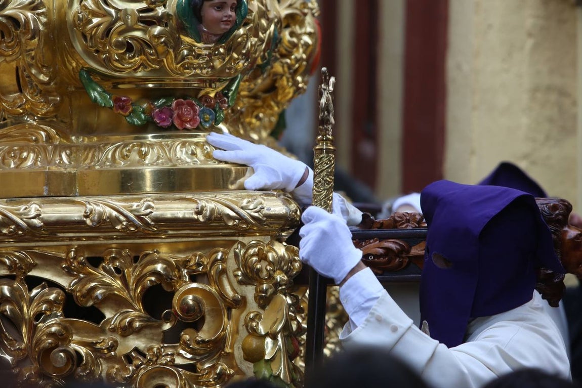 La cofradía de la Sentencia sale de la Merced para recorrer las calles de Cádiz