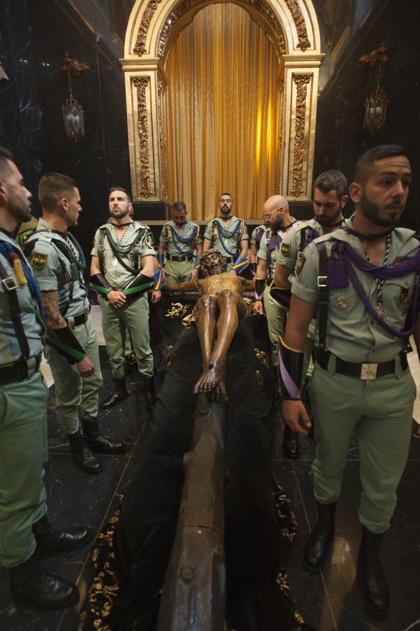 Los legionarios trasladan el Cristo de la Buena Muerte, en imágenes