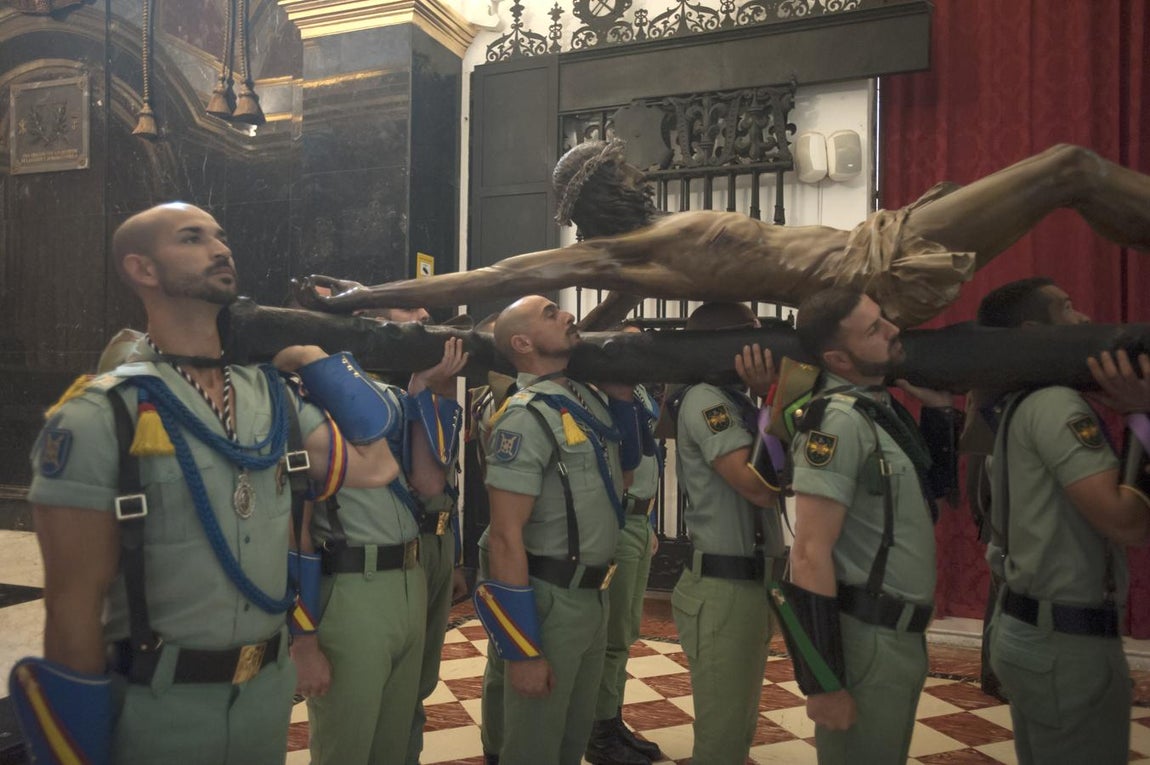 Los legionarios trasladan el Cristo de la Buena Muerte, en imágenes