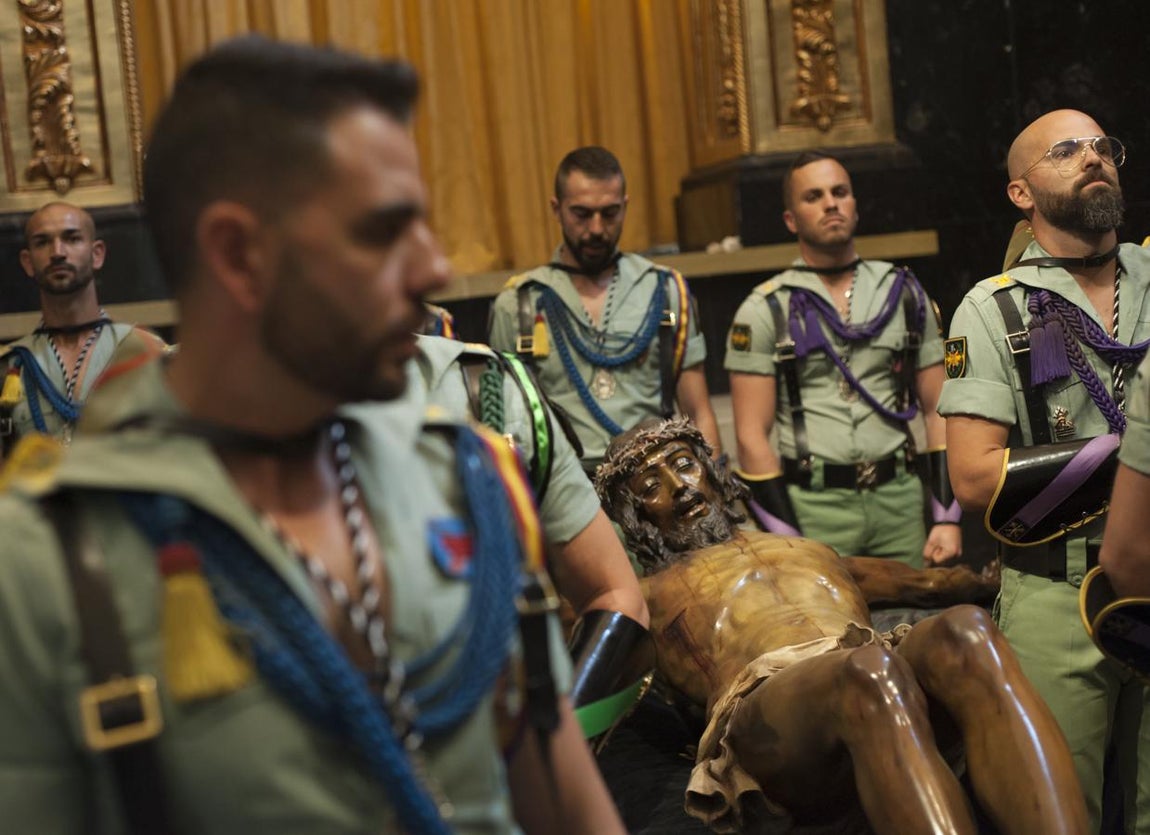 Los legionarios trasladan el Cristo de la Buena Muerte, en imágenes