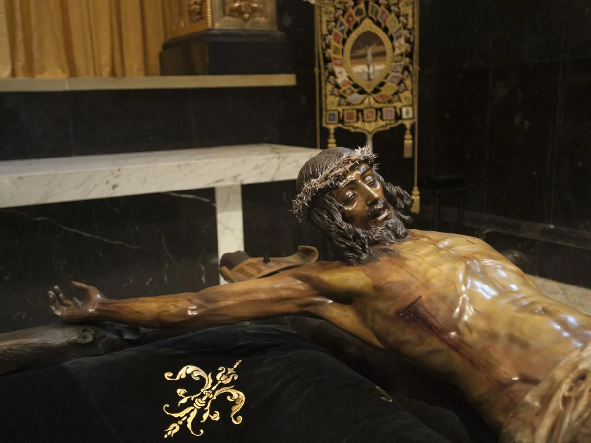 Los legionarios trasladan el Cristo de la Buena Muerte, en imágenes
