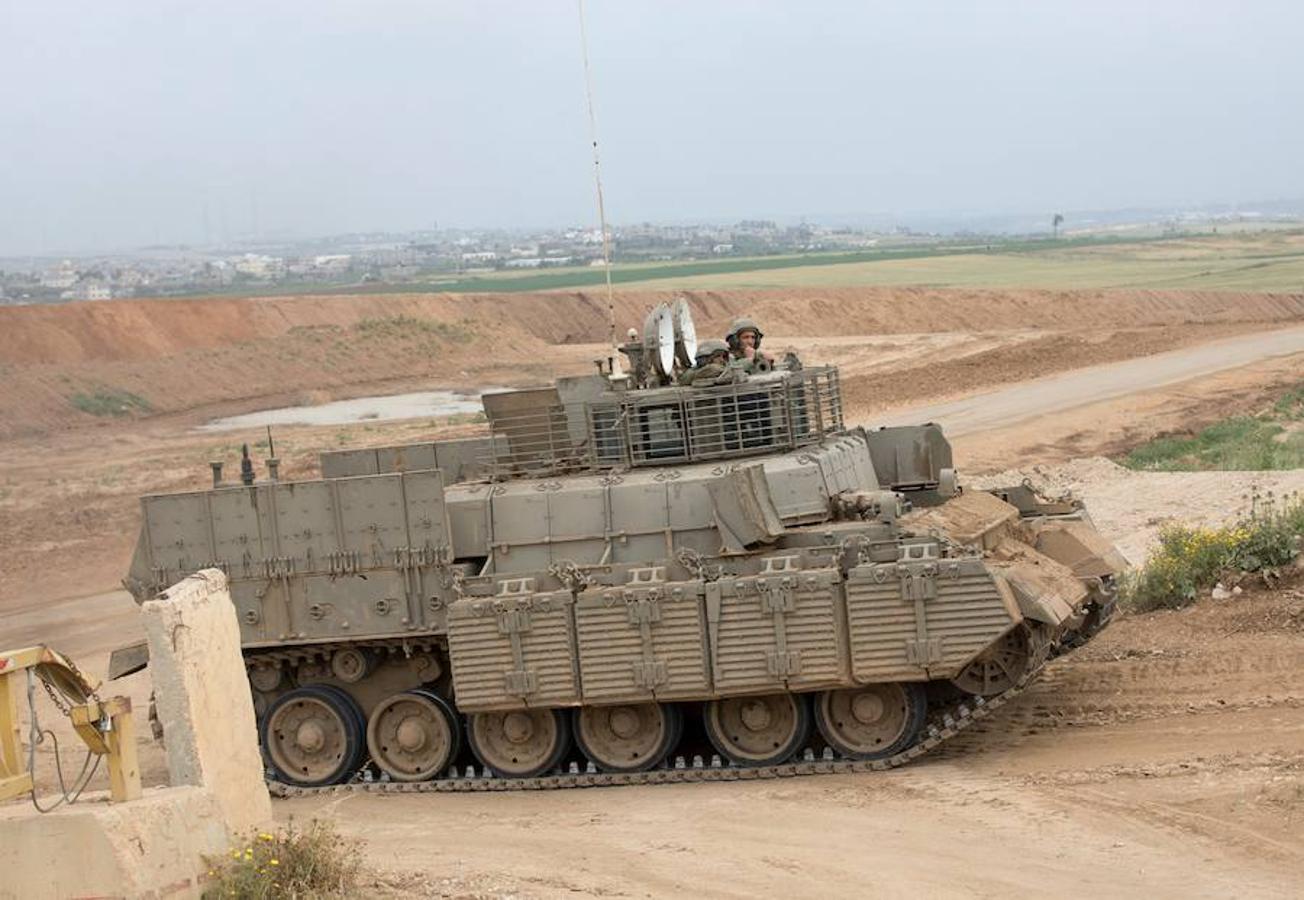 Soldados israelíes vigilan desde un tanque cerca de Nir Am. 