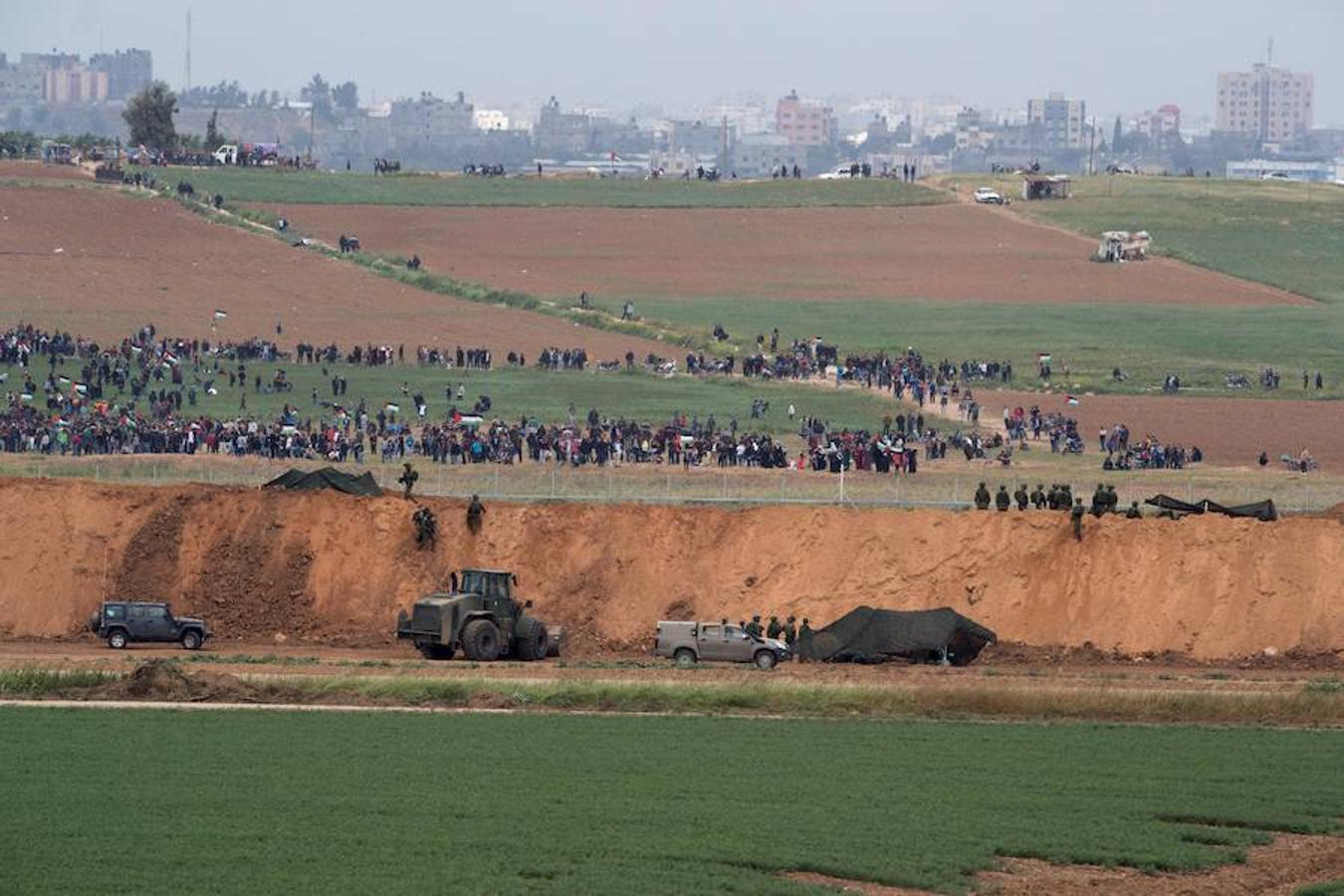 Palestinos se reúnen en Gaza cerca de la frontera con Israel. 
