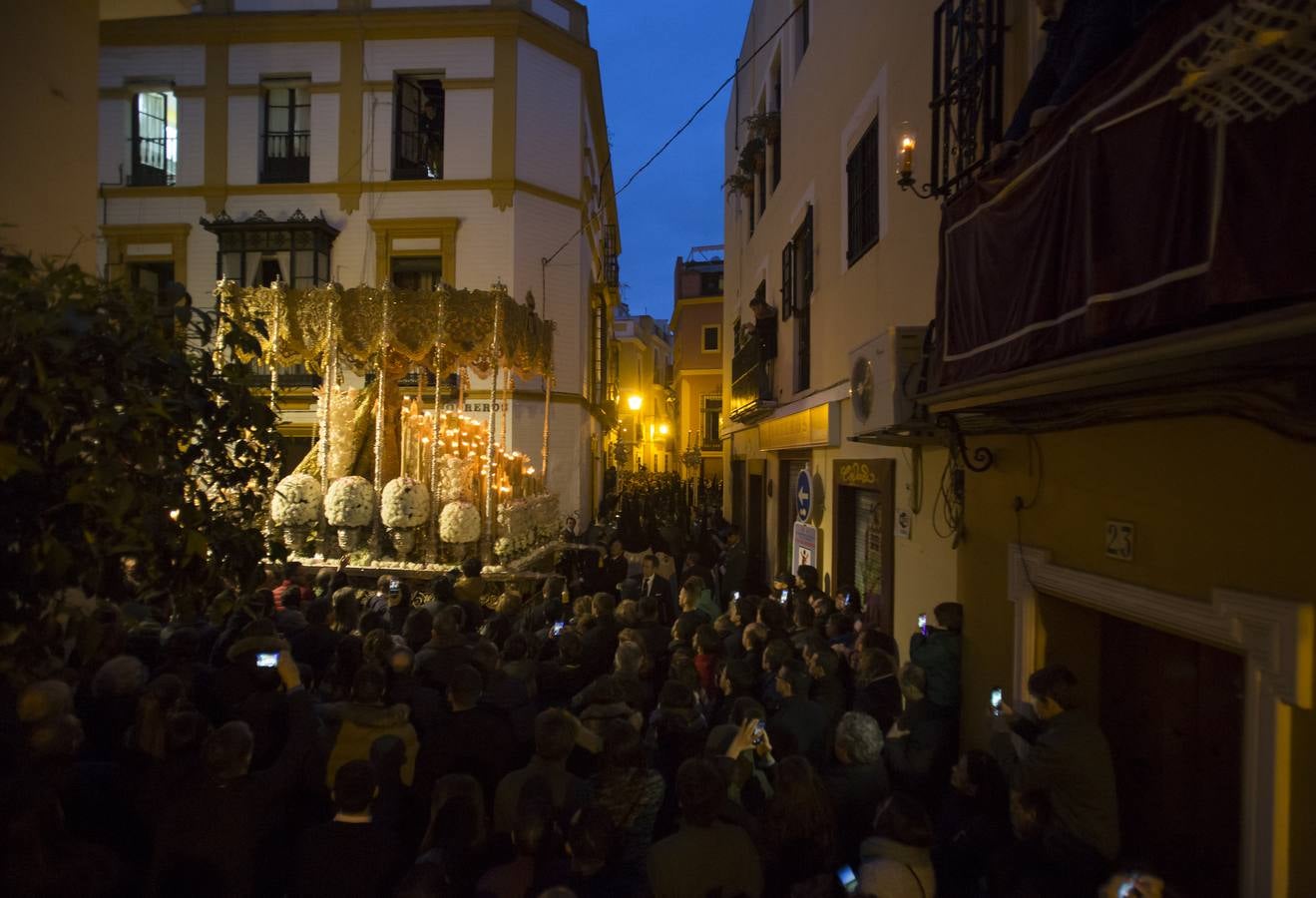 Las estampas de la Hermandad de La Macarena en la Madrugada