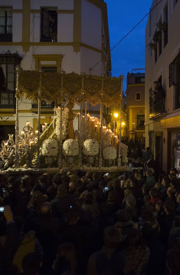 Las estampas de la Hermandad de La Macarena en la Madrugada