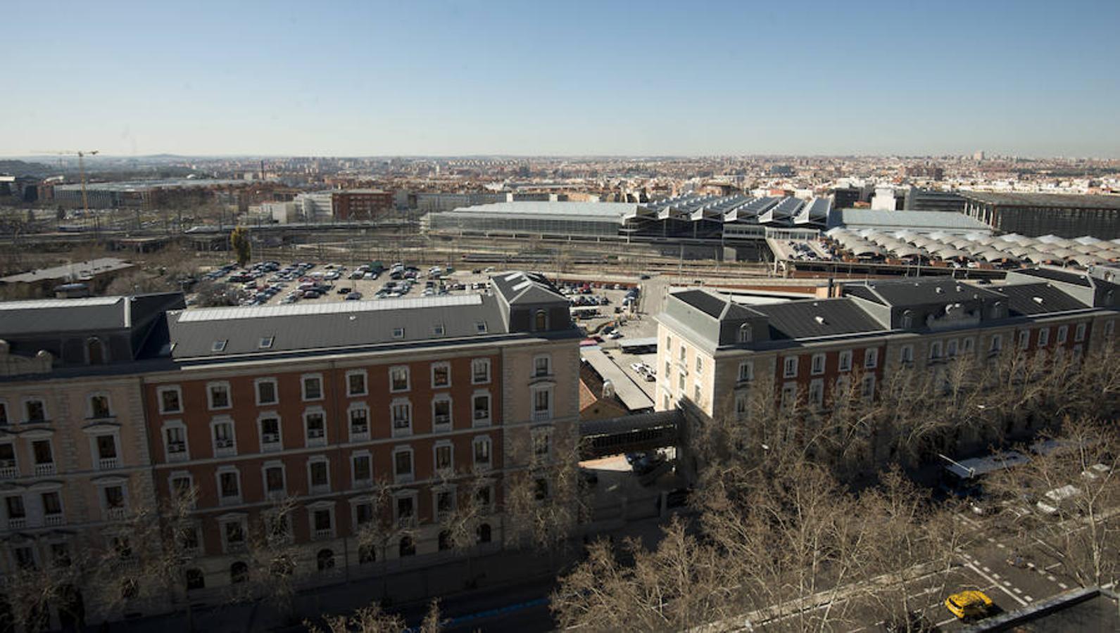 15.. Los edificios de la Renfe, junto a las vías del AVE y el Cercanías, recién restaurados se pueden ver desde la torre