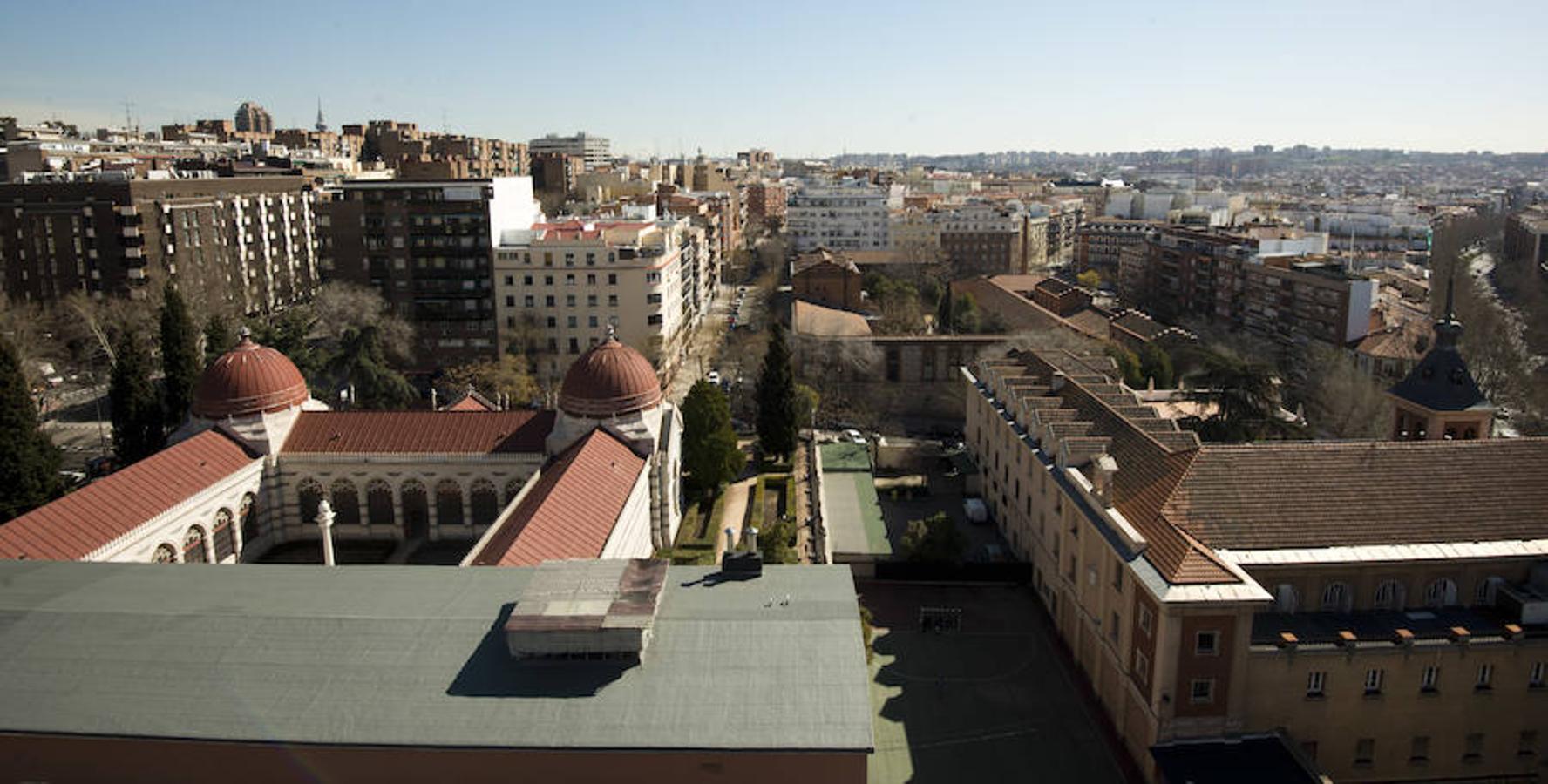 17.. Desde la torre también se pueden observar las pequeñas cúpulas y el claustro del Panteón