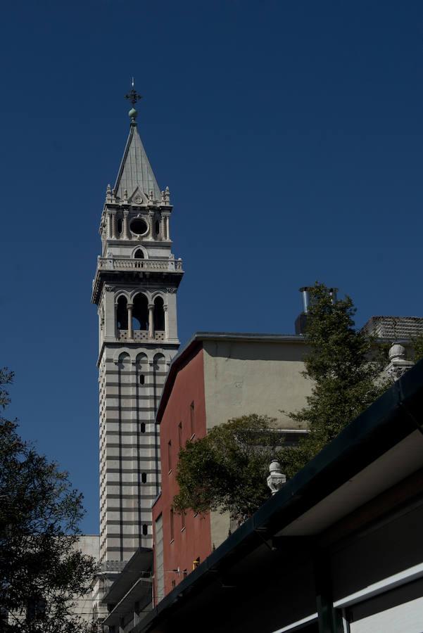 4.. La torre se erige entre los campos de fútbol del colegio y las clases de infantil