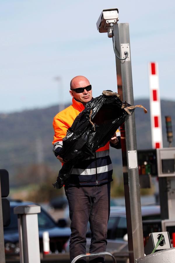 Operarios de autopistas trabajan en quitar las bolsas en las cámaras del peaje de la autopista AP-7. 