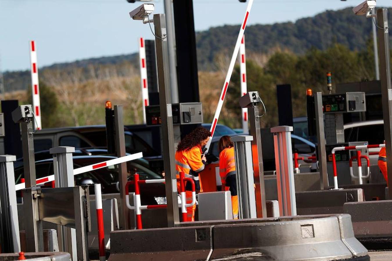 Operarios de autopistas trabajan en quitar las bolsas en las cámaras del peaje de la autopista AP-7. 