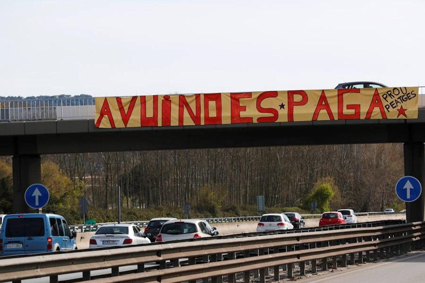 Pancarta colocada por activistas de los Comités de Defensa de la República (CDR), en la que se puede leer "Hoy no se paga", en el peaje de la autopista AP-7 a la altura de La Roca del Vallès. 