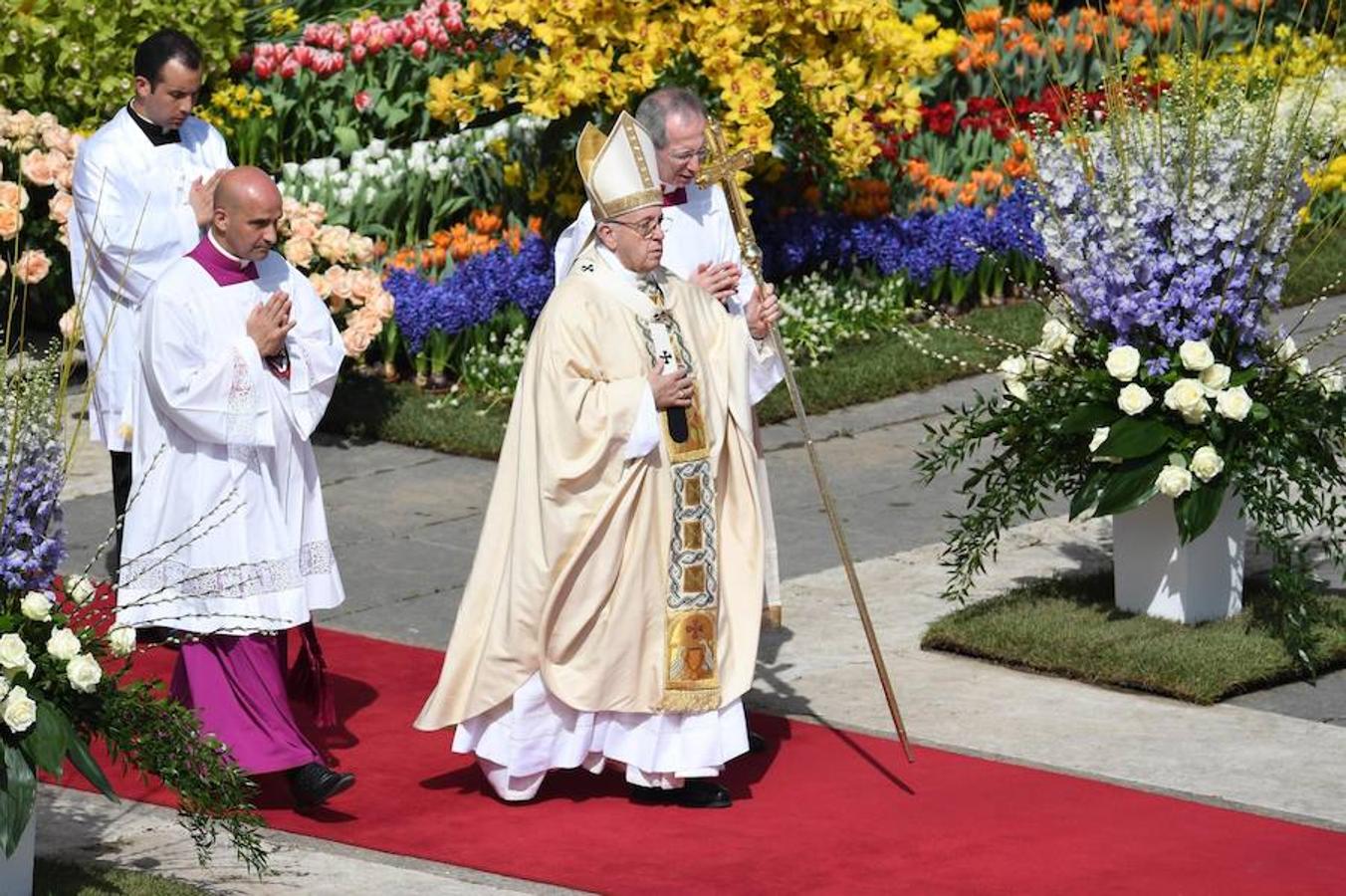 Francisco leyó un mensaje de Pascua desde la logia central de la basílica de San Pedro del Vaticano, donde también impartió la bendición "Urbi et Orbi" (A la ciudad y al mundo), momentos después de presidir la misa del Domingo de Resurrección en la plaza de San Pedro del Vaticano. 