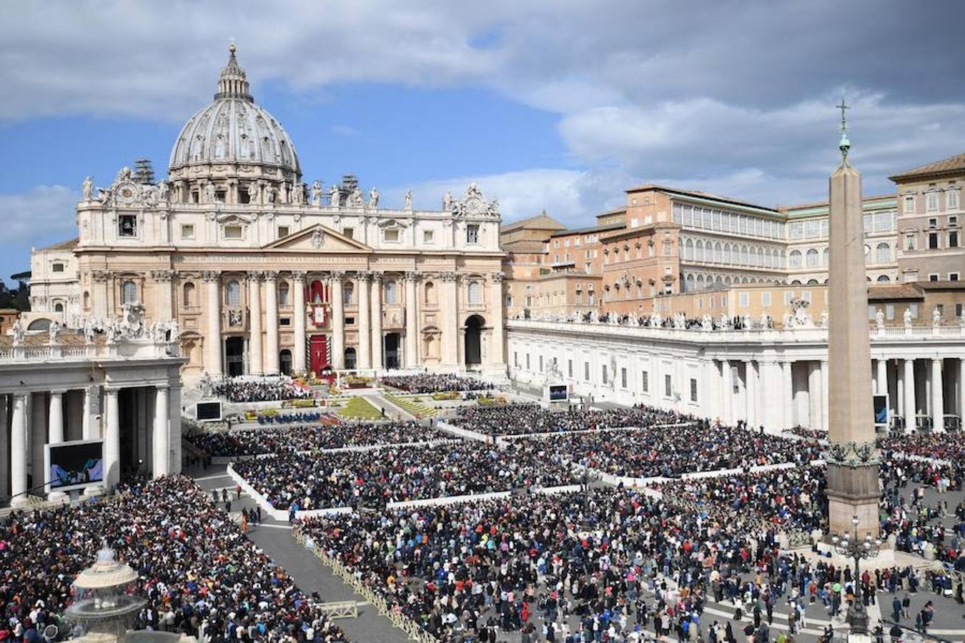 Francisco leyó un mensaje de Pascua desde la logia central de la basílica de San Pedro del Vaticano, donde también impartió la bendición "Urbi et Orbi" (A la ciudad y al mundo), momentos después de presidir la misa del Domingo de Resurrección en la plaza de San Pedro del Vaticano. 