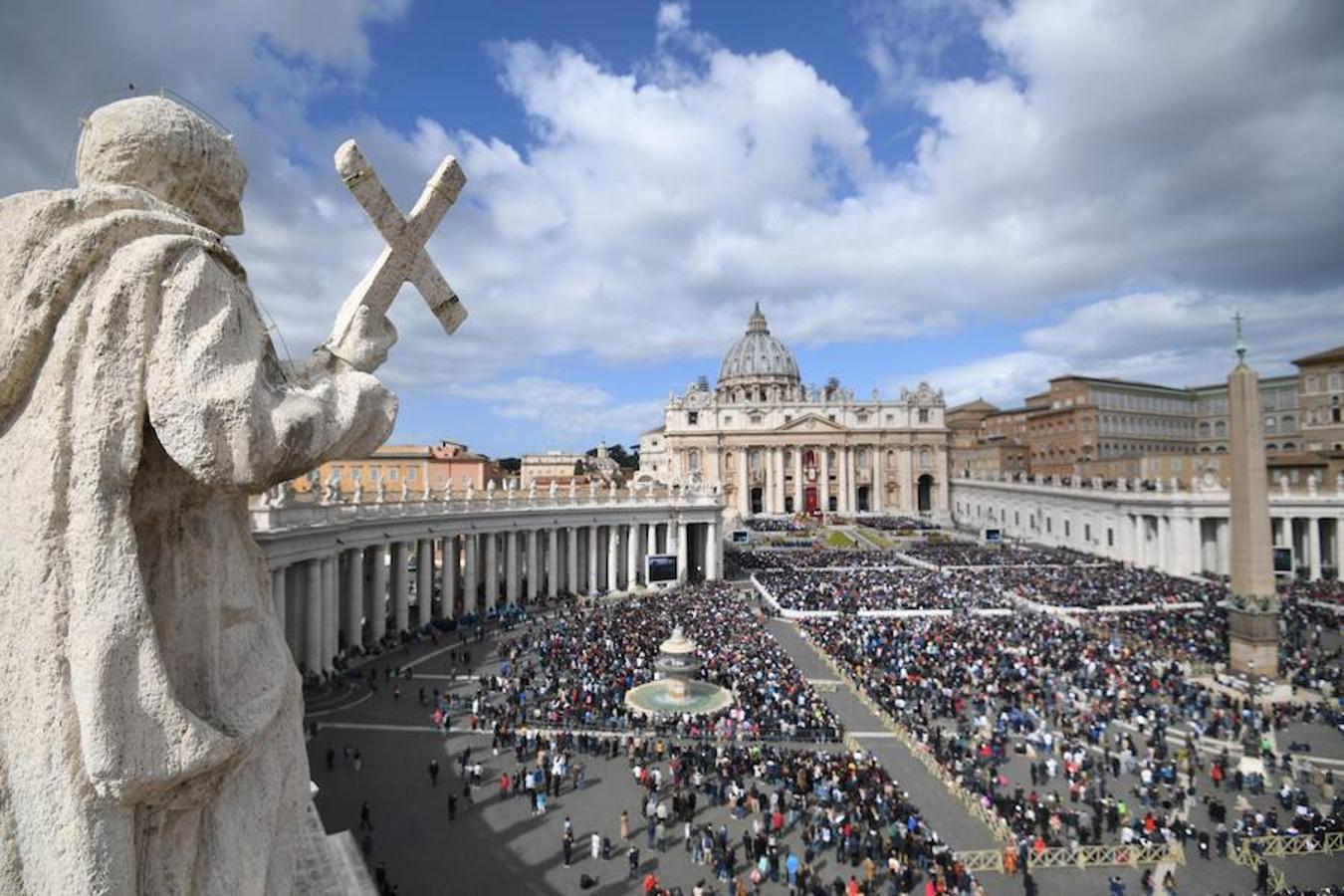 Francisco leyó un mensaje de Pascua desde la logia central de la basílica de San Pedro del Vaticano, donde también impartió la bendición "Urbi et Orbi" (A la ciudad y al mundo), momentos después de presidir la misa del Domingo de Resurrección en la plaza de San Pedro del Vaticano. 