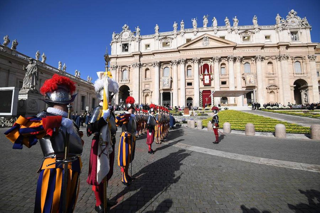 Francisco leyó un mensaje de Pascua desde la logia central de la basílica de San Pedro del Vaticano, donde también impartió la bendición "Urbi et Orbi" (A la ciudad y al mundo), momentos después de presidir la misa del Domingo de Resurrección en la plaza de San Pedro del Vaticano. 