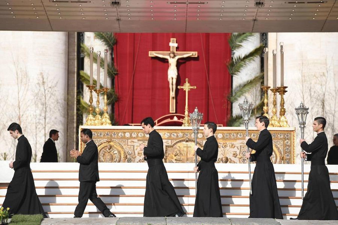 Francisco leyó un mensaje de Pascua desde la logia central de la basílica de San Pedro del Vaticano, donde también impartió la bendición "Urbi et Orbi" (A la ciudad y al mundo), momentos después de presidir la misa del Domingo de Resurrección en la plaza de San Pedro del Vaticano. 