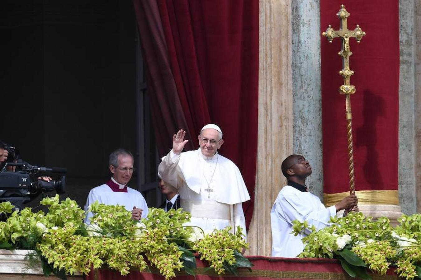 Francisco leyó un mensaje de Pascua desde la logia central de la basílica de San Pedro del Vaticano, donde también impartió la bendición "Urbi et Orbi" (A la ciudad y al mundo), momentos después de presidir la misa del Domingo de Resurrección en la plaza de San Pedro del Vaticano. 