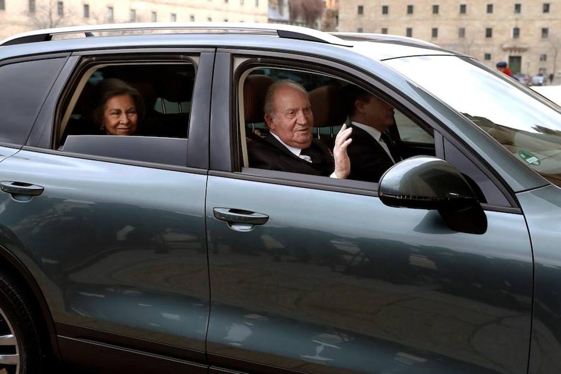 Don Juan Carlos y Doña Sofía, a su llegada a la Basílica del Real Monasterio de San Lorenzo de El Escorial. 