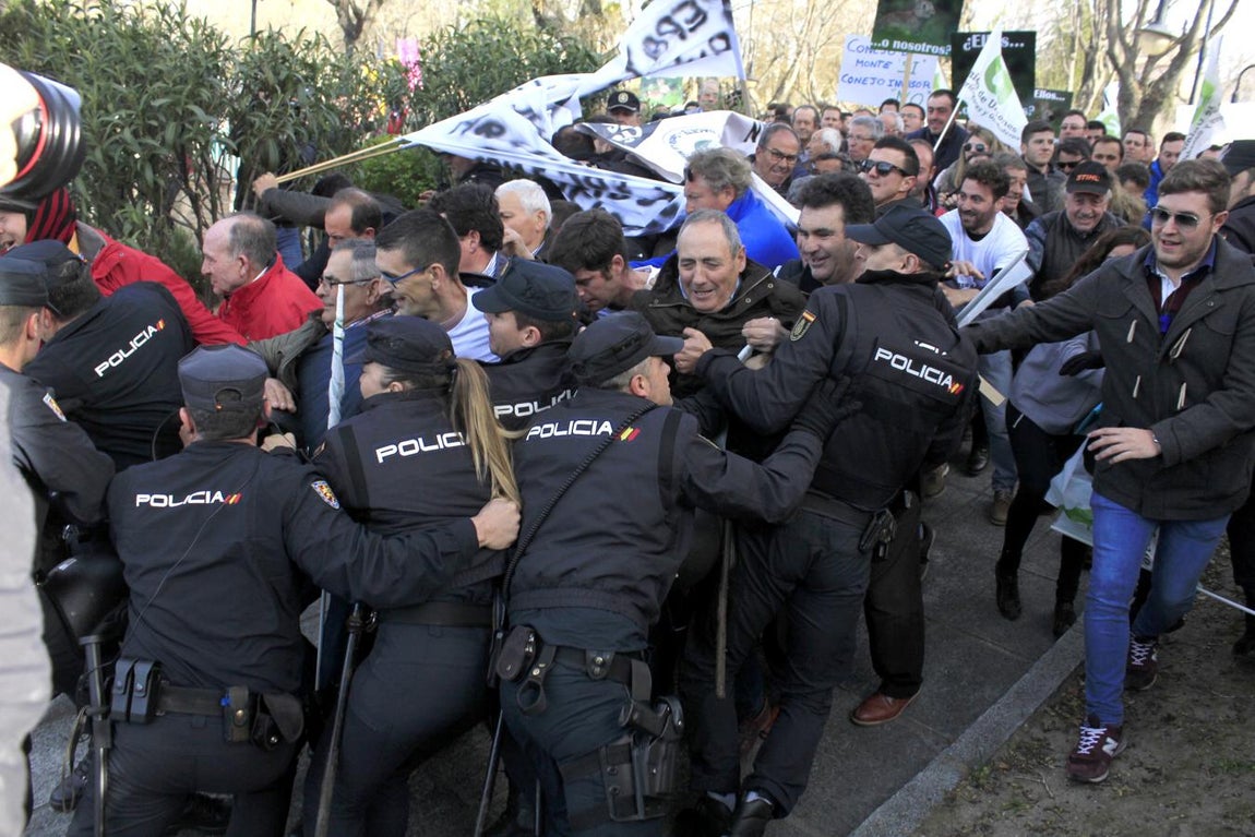 La protesta de los agricultores por la plaga de conejos, en imágenes