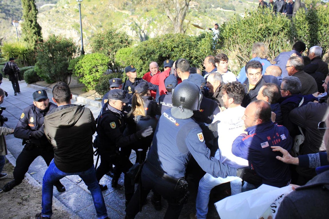 La protesta de los agricultores por la plaga de conejos, en imágenes
