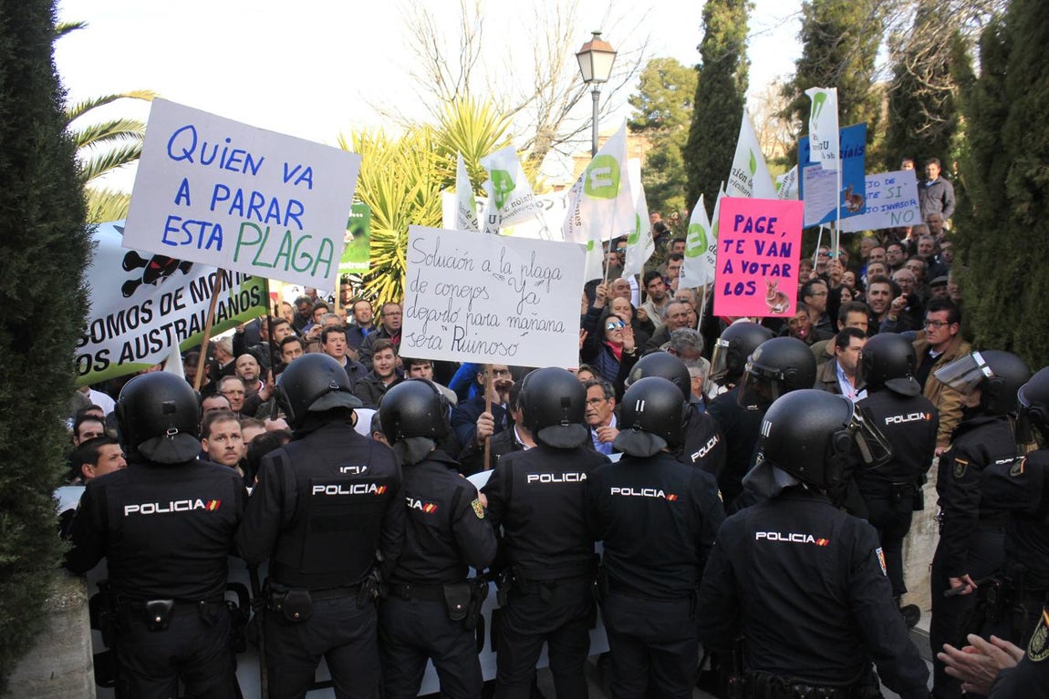 La protesta de los agricultores por la plaga de conejos, en imágenes