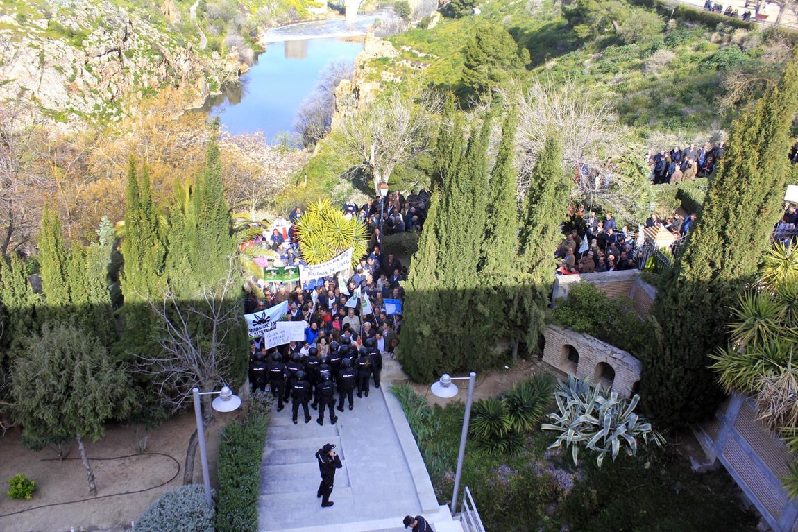 La protesta de los agricultores por la plaga de conejos, en imágenes