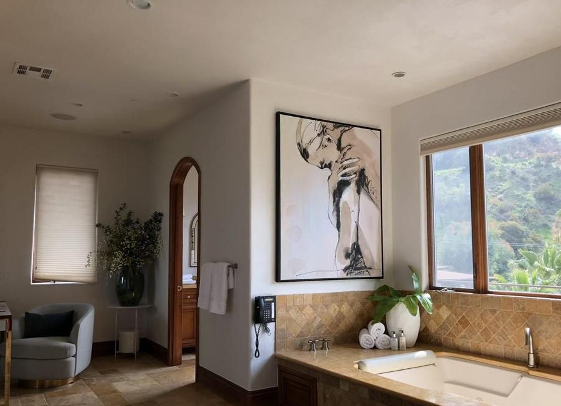 Cuarto de baño principal. Hará las delicias de los amantes de los relajantes baños de espuma, es todo un espacio para el bienestar. El baño tiene su propia suite y dos bañeras. La que está frente a la chimenea ofrece también fantásticas vistas a las montañas porque junto a ella hay un inmenso ventanal. La pieza de baño, además, tiene instalado un práctico cojín resistente al agua para apoyar el cuello