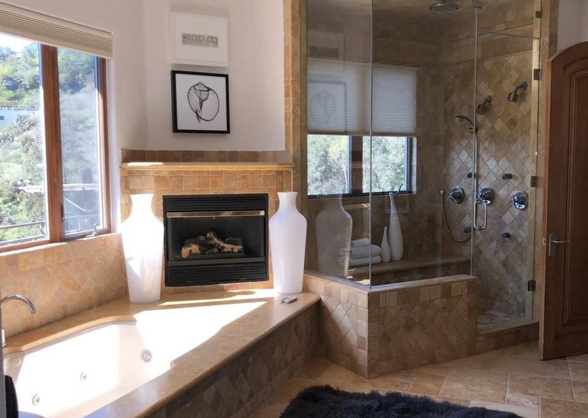 Cuartos de baño. En total, en la vivienda se cuentan nueve cuartos de baño, el más lujoso está dentro de la suite principal, tan completo que tiene hasta una chimenea