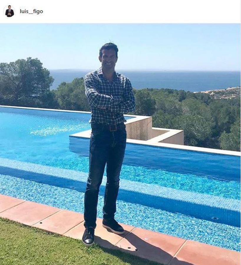 Luis Figo aprovecha el buen tiempo para posar junto a la piscina de su casa. 