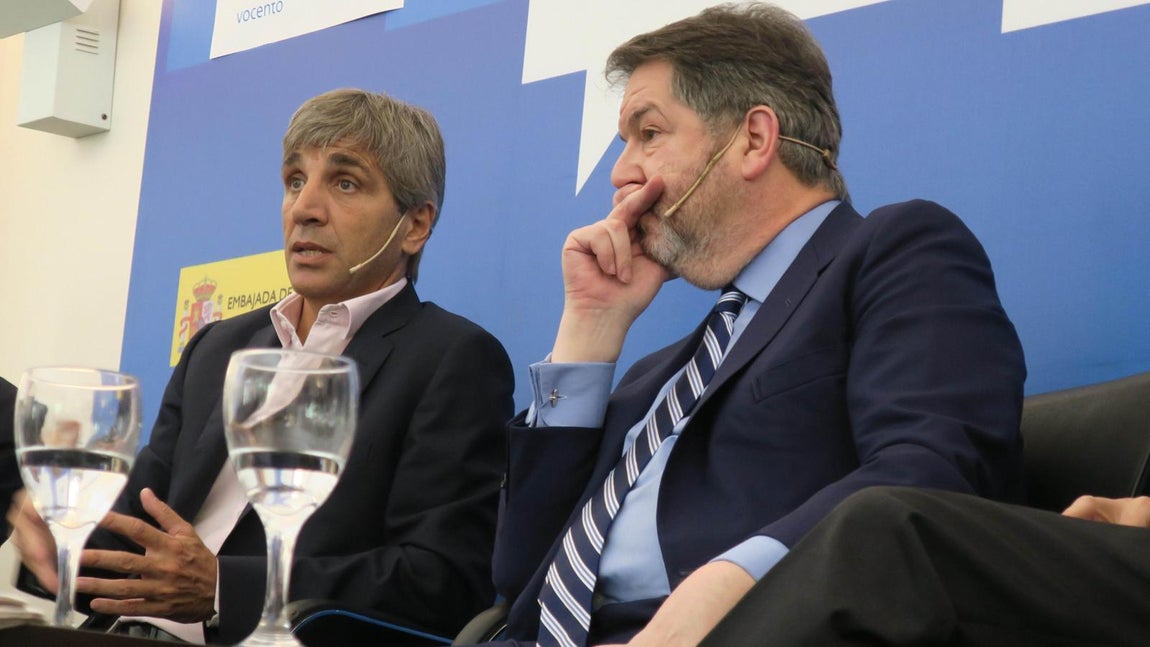 Las mejores imágenes del Foro ABC sobre la inversión en Argentina. El ministro de Finanzas de Argentina, Luis Caputo, participa junto al director del diario ABC, Bieito Rubido