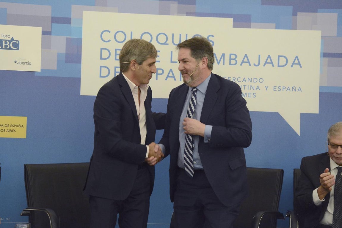 Las mejores imágenes del Foro ABC sobre la inversión en Argentina. Luis Caputo, ministro de Finanzas argentino, saluda a Bieito Rubido, director de ABC