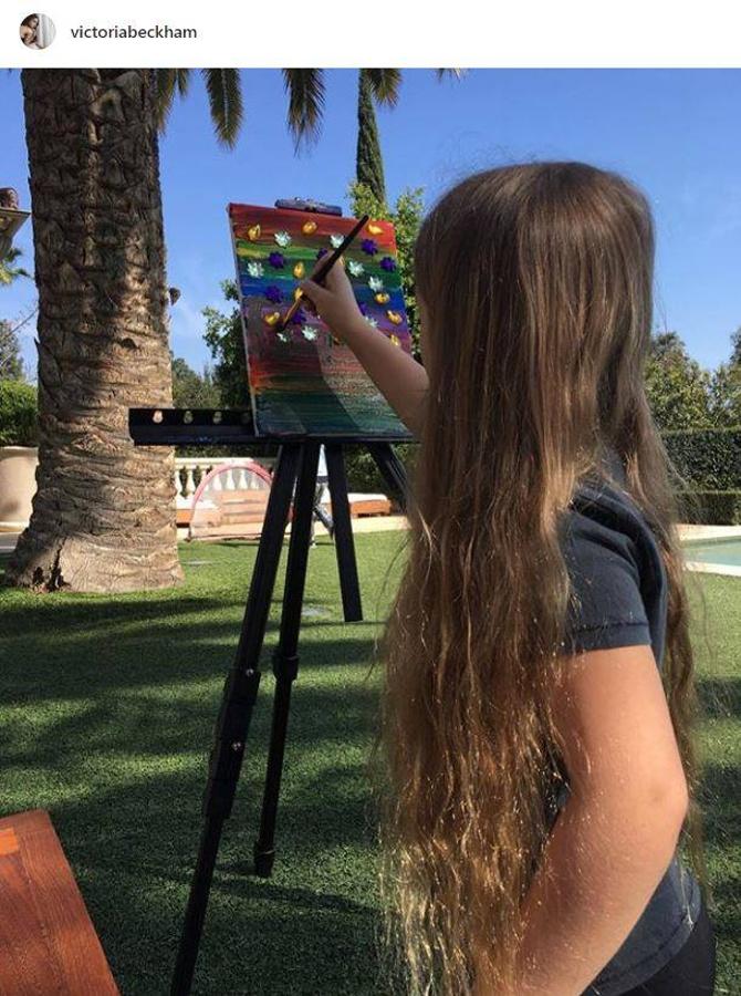 Victoria Beckham presume de hija y de su habilidad por la pintura. 