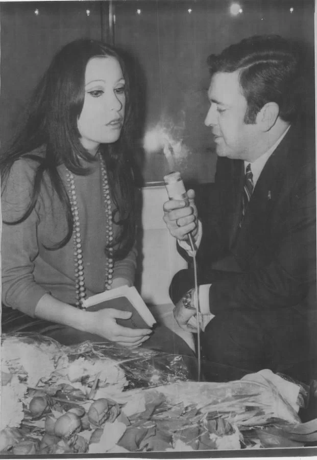 José Luis Uribarri confirma a la cantante Massiel la noticia tras ser elegida por TVE para representar a la canción española en el Festival de Eurovisión de 1968, el 26 de marzo del mismo año. 