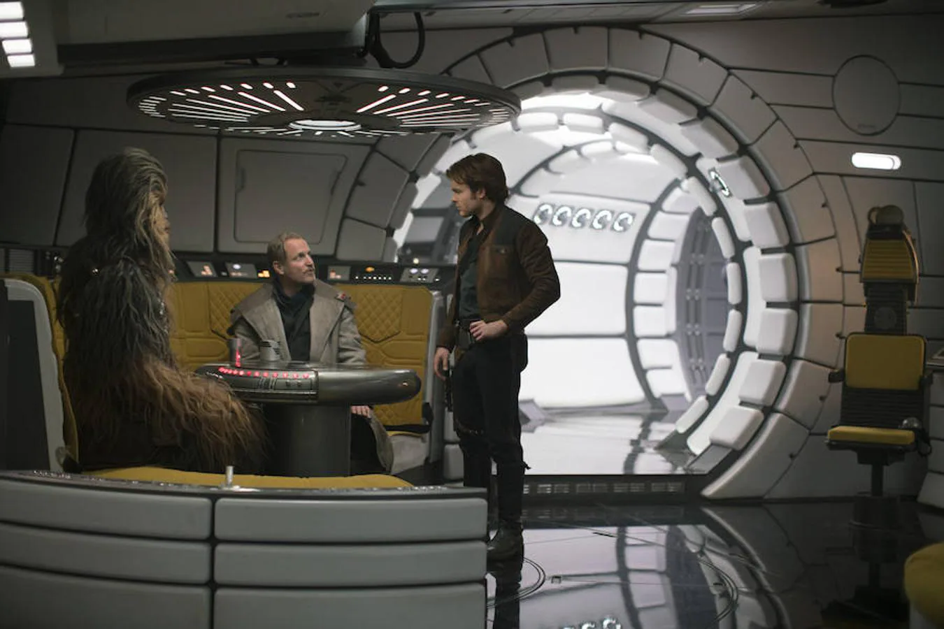 Joonas Suotamo se mete en la piel (y los pelos) de Chewbacca, junto con Woody Harrelson (Beckett) y Alden Ehrenreich (Han Solo). 