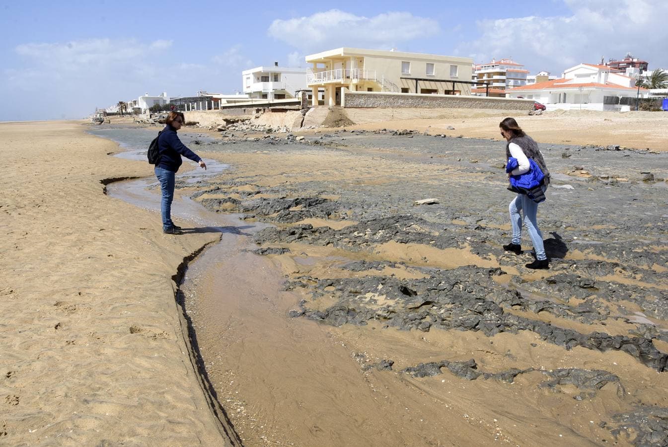 Los trabajos de reparación y el estado de las playas de La Antilla, en imágenes
