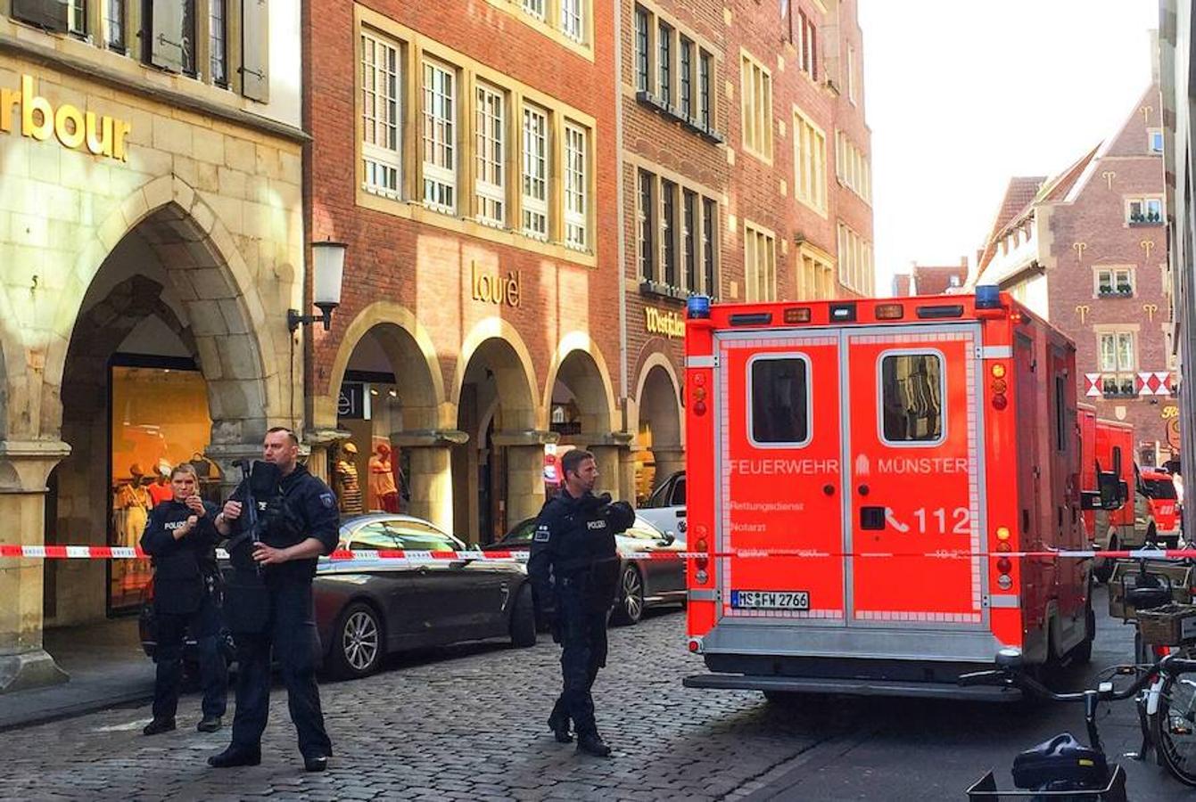 Un portavoz de la policía ha reconocido que «no puede descartarse que haya sido un ataque terrorista» y ha insistido en la necesidad de que los habitantes de Münster despejen la zona. 