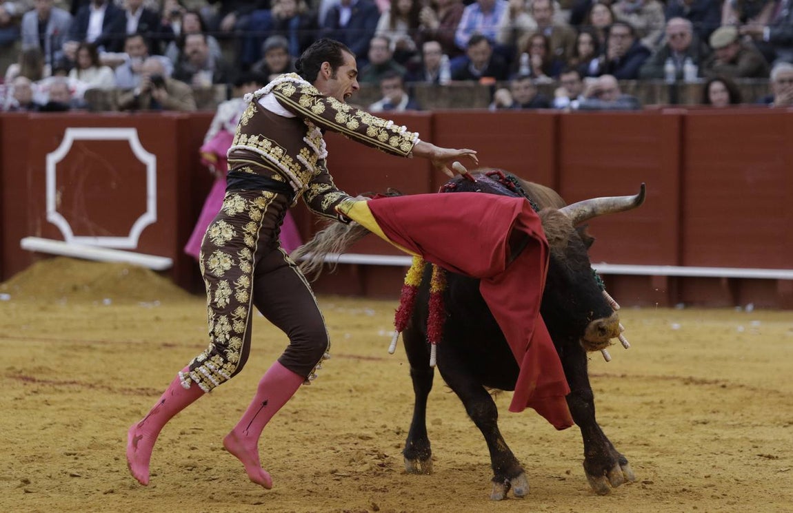 Las imágenes de la cogida de Román en la Maestranza