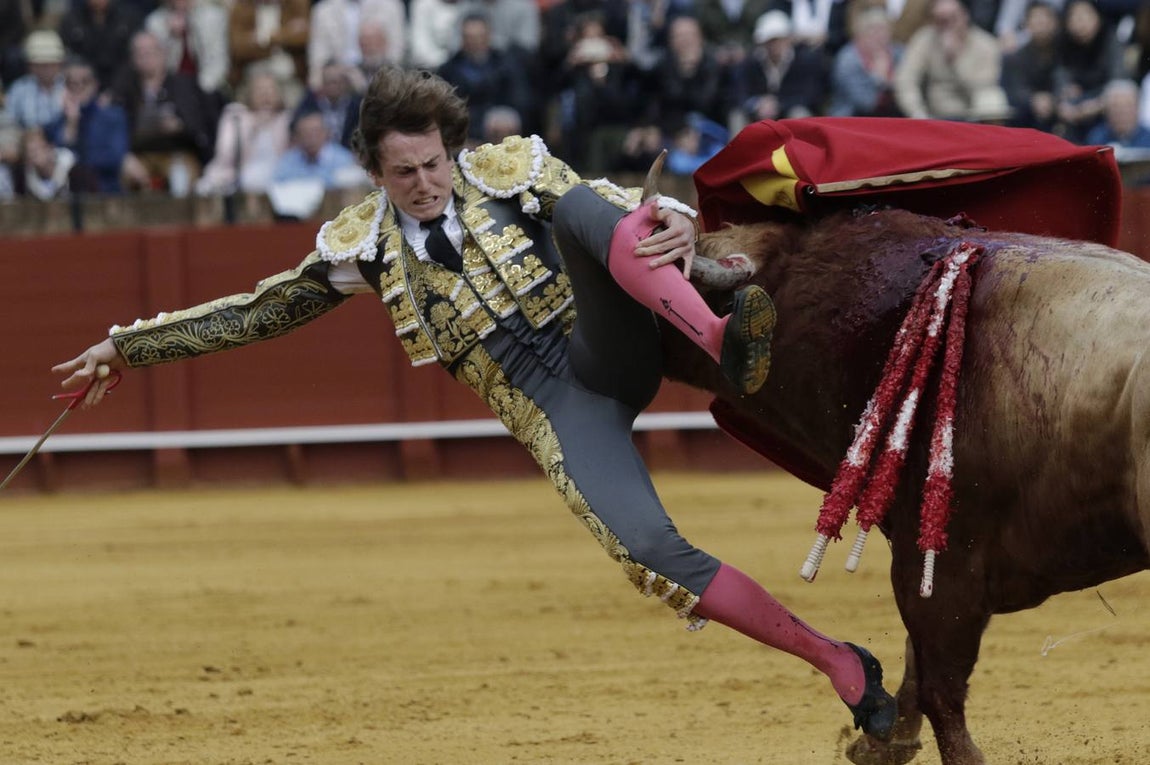 Las imágenes de la cogida de Román en la Maestranza