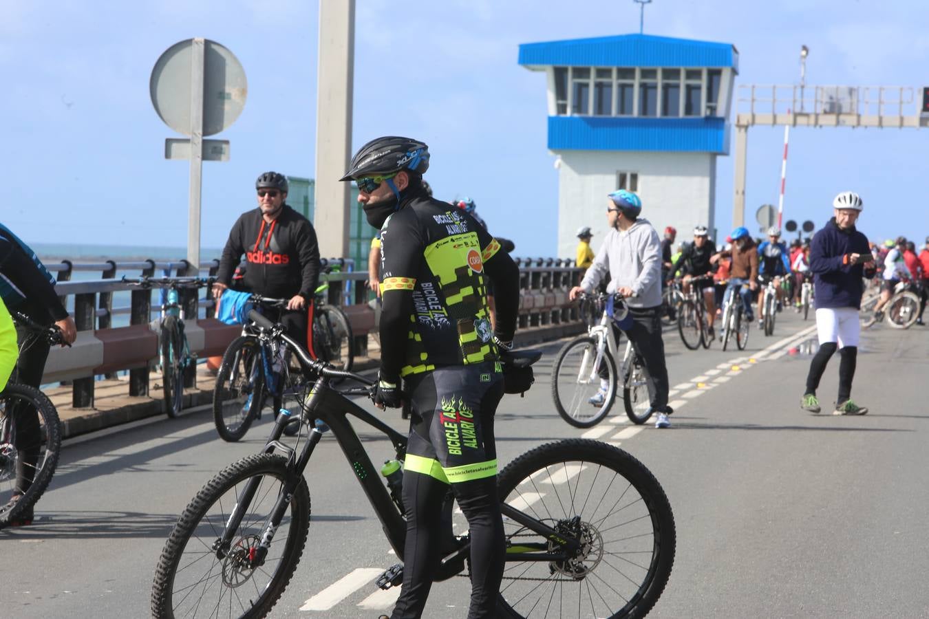 Las imágenes de la biicifestación en el Puente Carranza