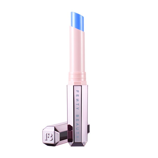 Fenty Beauty by Rihanna. Los labiales de la nueva colección de belleza de la cantante vuelven a sorprender esta temporada. Con una fórmula rica en color,  aliada a una textura de "segunda piel", encontramos una gama de tonalidades sinónimo de nuevos looks de belleza por explorar como este azul, apto para las más atrevidas. (Precio: 17,95 euros | De venta en Sephora)